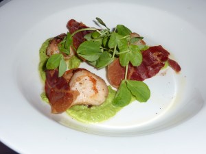 Scallops, peas and crispy proscuitto
