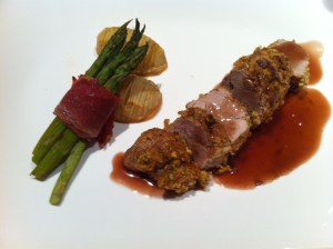 Pork with pistachio crust, hasselback poatoes and asparagus wrapped in Jamon