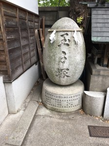 Egg monument at Namiyoke Inari Shrine, Tsukiji